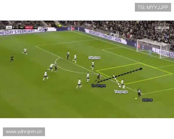 德布劳内 vs 穆勒:进攻组织与无球跑动的战术差异解析 德布劳内 vs 穆勒:进攻组织与无球跑动的战术差异解析