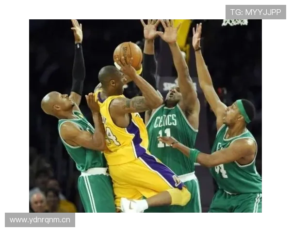 对比科比 皮尔斯靠无球跑位主导中距离